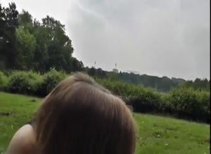 Девушка в парке оседлала дружка насадившись киской на его член
